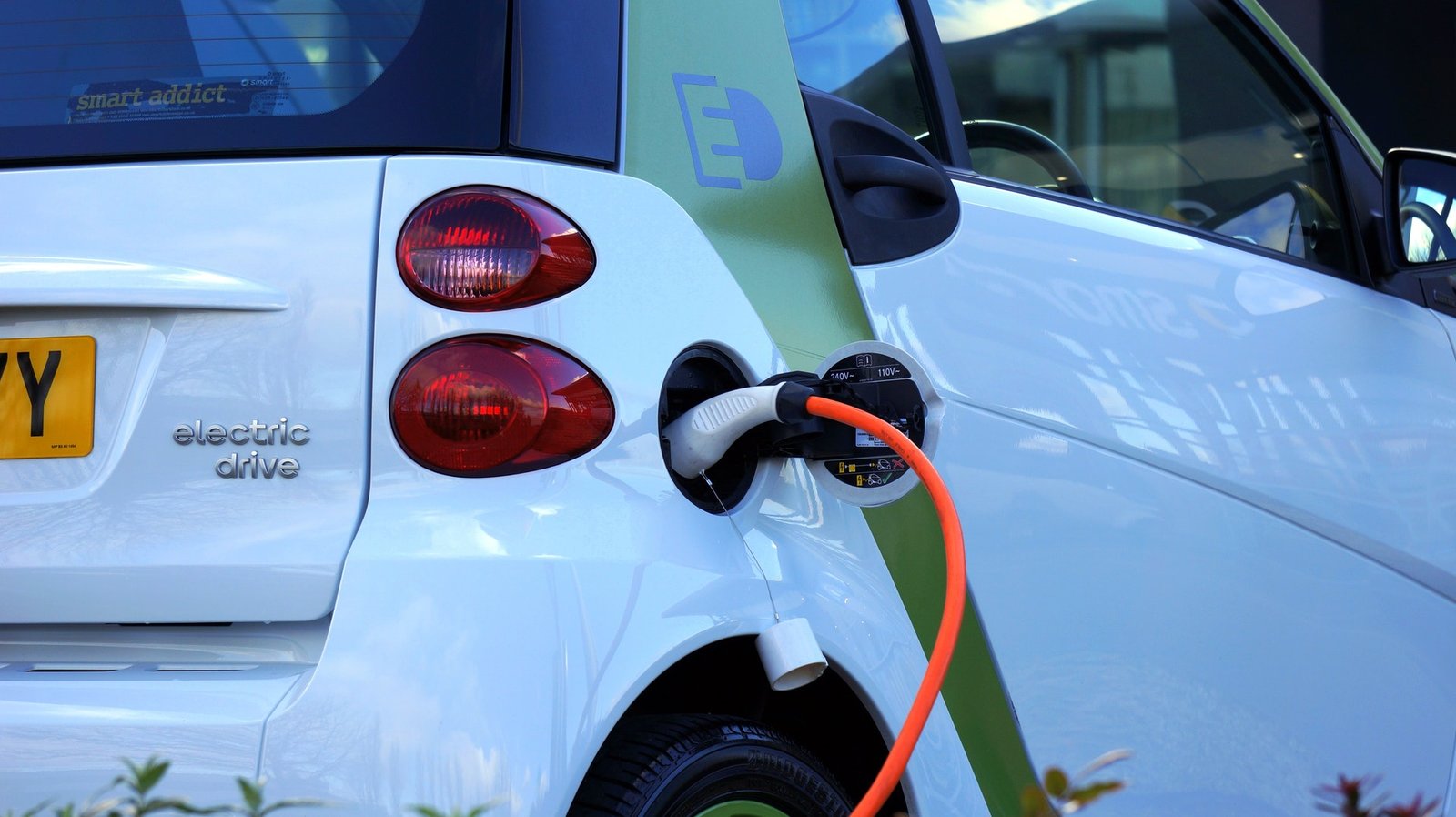 Vehículo eléctrico cargando